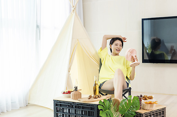 포토 JPG 여자 여유 음식 여행 거실 휴가 휴식 실내 한명 들기 상반신 20대 성인 앞모습 여름휴가 바캉스 한국인 선풍기 시원함 즐거움 힐링 성인여자한명만 사회적거리두기 홈캉스 레이어드홈 캠핑박스 홈캠핑 국내포토 1 감정 캠페인 뷰포인트 컨셉 모션 캠핑도구 사람 동양인 청년 내부 캠핑 가전제품 여자한명만 성인여자만 파일형식 여름_계절