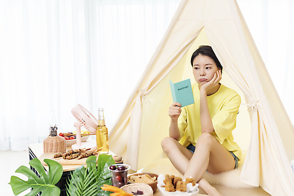 포토 JPG 전신 여자 여행 거실 휴가 휴식 실내 한명 들기 앉기 20대 성인 앞모습 여름휴가 바캉스 한국인 힐링 여권 아쉬움 성인여자한명만 사회적거리두기 홈캉스 레이어드홈 홈캠핑 국내포토 1 감정 캠페인 뷰포인트 컨셉 모션 사람 동양인 청년 내부 캠핑 여자한명만 성인여자만 파일형식 여름_계절