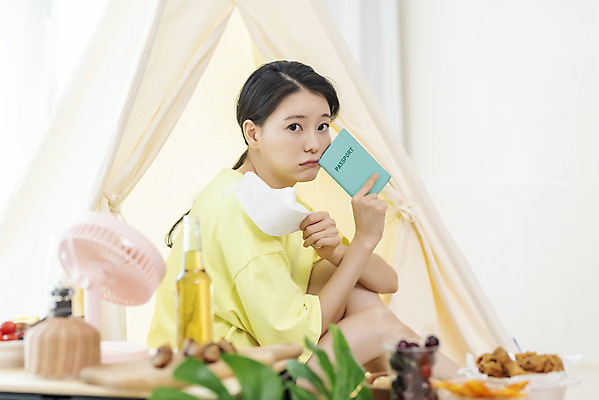 포토 JPG 여자 여행 거실 휴가 휴식 실내 마스크 한명 들기 앉기 상반신 20대 성인 옆모습 여름휴가 바캉스 한국인 힐링 여권 아쉬움 성인여자한명만 사회적거리두기 홈캉스 노마스크 레이어드홈 홈캠핑 국내포토 1 감정 캠페인 뷰포인트 컨셉 모션 사람 동양인 청년 내부 캠핑 사회이슈 여자한명만 성인여자만 파일형식 여름_계절