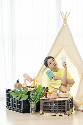 포토 JPG 전신 여자 여행 거실 휴가 휴식 실내 마스크 한명 들기 앉기 20대 성인 옆모습 여름휴가 바캉스 한국인 힐링 여권 아쉬움 성인여자한명만 사회적거리두기 홈캉스 노마스크 레이어드홈 캠핑박스 홈캠핑 국내포토 1 감정 캠페인 뷰포인트 컨셉 모션 캠핑도구 사람 동양인 청년 내부 캠핑 사회이슈 여자한명만 성인여자만 파일형식 여름_계절