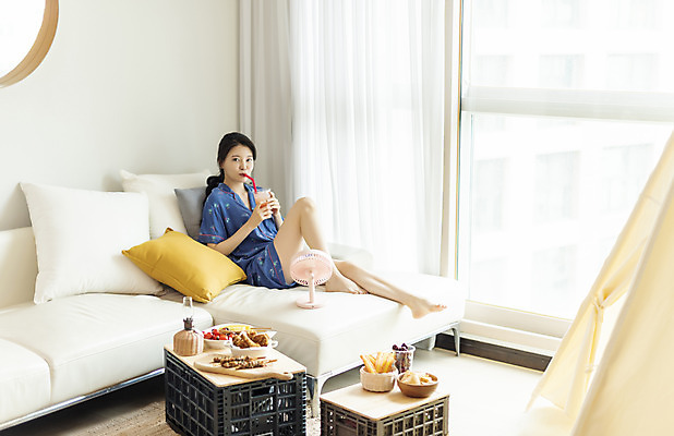 포토 JPG 전신 여자 여유 음료 여행 거실 휴가 휴식 실내 한명 들기 앉기 20대 성인 옆모습 여름휴가 바캉스 한국인 즐거움 힐링 수박주스 성인여자한명만 사회적거리두기 홈캉스 레이어드홈 캠핑박스 홈캠핑 국내포토 1 감정 캠페인 뷰포인트 컨셉 모션 캠핑도구 사람 동양인 청년 내부 캠핑 과일주스 여자한명만 성인여자만 파일형식 여름_계절