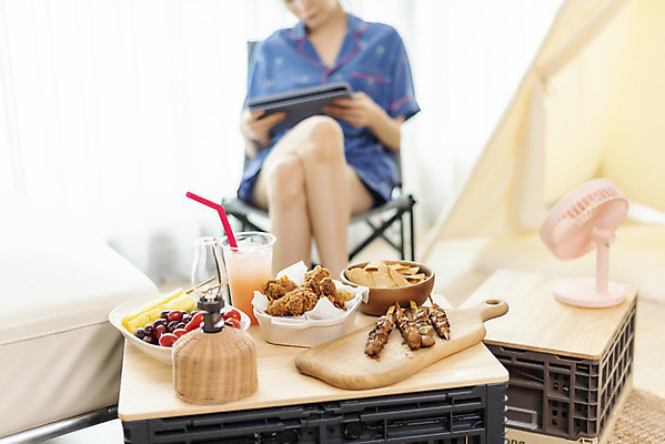 포토 JPG 여자 여유 음식 여행 거실 휴가 휴식 실내 한명 들기 앉기 상반신 20대 성인 앞모습 아웃포커스 여름휴가 바캉스 태블릿 한국인 즐거움 힐링 성인여자한명만 사회적거리두기 홈캉스 레이어드홈 캠핑박스 홈캠핑 국내포토 1 감정 캠페인 뷰포인트 컨셉 모션 촬영기법 캠핑도구 사람 동양인 청년 내부 전자제품 스마트기기 캠핑 여자한명만 성인여자만 파일형식 여름_계절