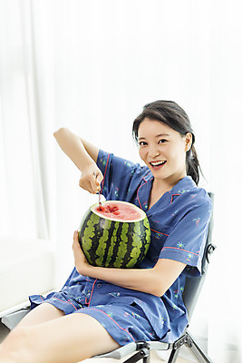 포토 JPG 여자 여유 여행 거실 휴가 휴식 여름음식 수박 실내 한명 미소 들기 앉기 상반신 20대 성인 앞모습 여름휴가 바캉스 한국인 즐거움 힐링 성인여자한명만 사회적거리두기 홈캉스 제철과일 홈캠핑 국내포토 1 감정 음식 캠페인 뷰포인트 컨셉 과일 모션 표정 사람 동양인 청년 내부 캠핑 제철 여자한명만 성인여자만 파일형식 여름_계절
