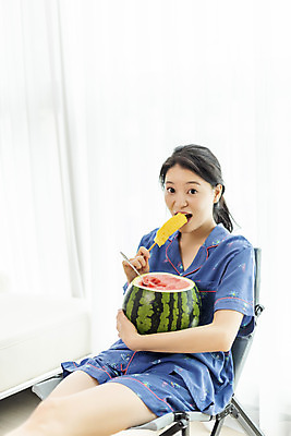 포토 JPG 여자 여유 여행 거실 휴가 휴식 여름음식 수박 실내 한명 미소 들기 앉기 상반신 20대 성인 앞모습 여름휴가 바캉스 한국인 파인애플 즐거움 힐링 성인여자한명만 사회적거리두기 홈캉스 제철과일 홈캠핑 국내포토 1 감정 음식 캠페인 뷰포인트 컨셉 과일 모션 표정 사람 동양인 청년 내부 캠핑 열대과일 제철 여자한명만 성인여자만 파일형식 여름_계절