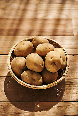 포토 JPG 스튜디오촬영 채소 식재료 재료 감자 실내 사람없음 바구니 신선 유기농 갈색배경 나무배경 국내포토 웰빙 백그라운드 내부 갈색 파일형식