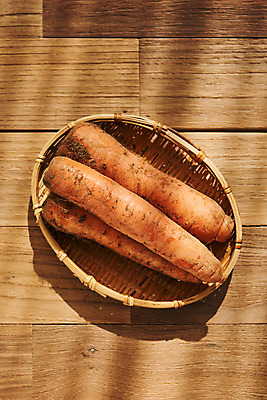 포토 JPG 스튜디오촬영 채소 식재료 재료 실내 사람없음 하이앵글 바구니 당근 신선 유기농 갈색배경 나무배경 국내포토 웰빙 뷰포인트 백그라운드 뿌리채소 내부 갈색 파일형식