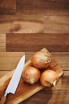 포토 JPG 스튜디오촬영 채소 식재료 재료 양파 도마 실내 사람없음 하이앵글 신선 유기농 식칼 갈색배경 나무배경 국내포토 웰빙 뷰포인트 백그라운드 주방용품 내부 갈색 파일형식