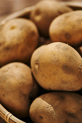포토 JPG 스튜디오촬영 채소 식재료 재료 감자 실내 근접촬영 사람없음 바구니 신선 유기농 갈색배경 나무배경 국내포토 웰빙 뷰포인트 백그라운드 내부 갈색 파일형식