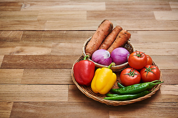 포토 JPG 스튜디오촬영 토마토 채소 식재료 재료 고추 양파 피망 실내 사람없음 바구니 당근 신선 유기농 갈색배경 나무배경 국내포토 웰빙 백그라운드 뿌리채소 내부 갈색 파일형식