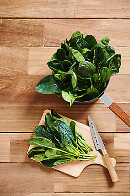 포토 JPG 스튜디오촬영 채소 식재료 재료 도마 실내 사람없음 하이앵글 신선 냄비 유기농 식칼 시금치 갈색배경 나무배경 국내포토 웰빙 뷰포인트 백그라운드 주방용품 내부 갈색 솥 파일형식