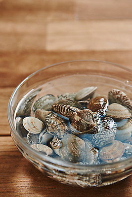 포토 JPG 스튜디오촬영 그릇 채소 식재료 재료 실내 근접촬영 사람없음 신선 유기농 바지락 갈색배경 나무배경 국내포토 식기 웰빙 뷰포인트 백그라운드 조개 내부 갈색 파일형식