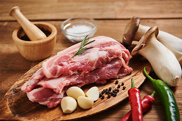 포토 JPG 스튜디오촬영 채소 식재료 재료 고추 실내 마늘 생고기 육류 근접촬영 사람없음 버섯 신선 유기농 삼겹살 소금 로즈메리 통후추 갈색배경 나무배경 국내포토 웰빙 뷰포인트 백그라운드 돼지고기 내부 갈색 허브 후추 파일형식