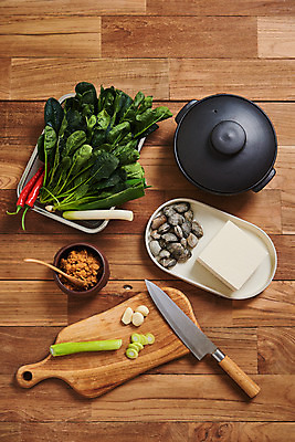 포토 JPG 스튜디오촬영 접시 채소 식재료 재료 고추 도마 실내 사람없음 하이앵글 신선 된장 된장찌개 뚝배기 유기농 두부 식칼 시금치 대파 바지락 갈색배경 나무배경 국내포토 식기 웰빙 한식 뷰포인트 백그라운드 주방용품 조개 내부 갈색 양념 찌개 파 파일형식