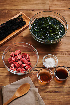 포토 JPG 스튜디오촬영 접시 채소 식재료 재료 실내 생고기 사람없음 소고기 신선 유기농 간장 소금 미역 미역국 참기름 갈색배경 나무배경 국내포토 식기 웰빙 백그라운드 육류 내부 갈색 양념 해조류 기름_음식 국 파일형식