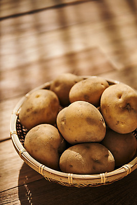 포토 JPG 스튜디오촬영 채소 식재료 재료 감자 실내 사람없음 바구니 신선 유기농 갈색배경 나무배경 국내포토 웰빙 백그라운드 내부 갈색 파일형식