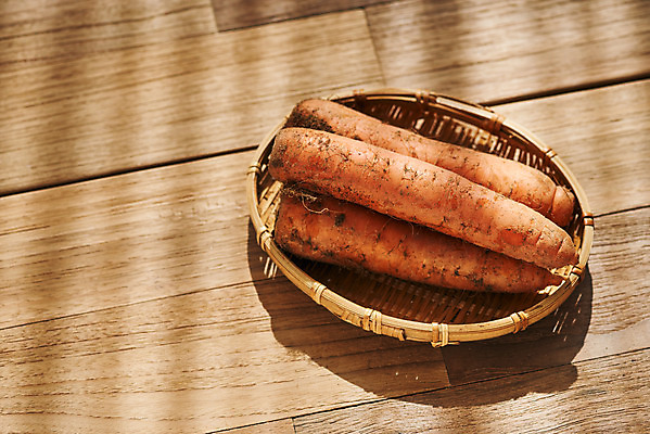 포토 JPG 스튜디오촬영 채소 식재료 재료 실내 사람없음 바구니 당근 신선 유기농 갈색배경 나무배경 국내포토 웰빙 백그라운드 뿌리채소 내부 갈색 파일형식