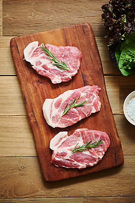 포토 JPG 스튜디오촬영 채소 식재료 재료 도마 실내 생고기 육류 돼지고기 사람없음 하이앵글 신선 상추 유기농 소금 로즈메리 갈색배경 나무배경 국내포토 웰빙 뷰포인트 백그라운드 주방용품 내부 갈색 허브 파일형식