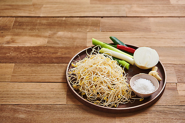 포토 JPG 스튜디오촬영 접시 채소 식재료 재료 고추 양파 실내 마늘 사람없음 신선 유기농 소금 콩나물 대파 갈색배경 나무배경 국내포토 식기 웰빙 백그라운드 내부 갈색 나물 파 파일형식