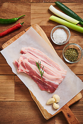 포토 JPG 스튜디오촬영 채소 식재료 재료 고추 도마 실내 마늘 생고기 육류 사람없음 하이앵글 신선 유기농 삼겹살 소금 로즈메리 대파 갈색배경 나무배경 국내포토 웰빙 뷰포인트 백그라운드 주방용품 돼지고기 내부 갈색 허브 파 파일형식