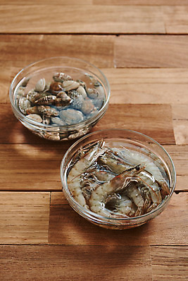 포토 JPG 스튜디오촬영 그릇 채소 식재료 재료 새우 실내 사람없음 신선 유기농 바지락 갈색배경 나무배경 생새우 국내포토 식기 웰빙 백그라운드 조개 어패류 갑각류 내부 갈색 파일형식