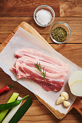 포토 JPG 스튜디오촬영 채소 식재료 재료 고추 양파 도마 실내 마늘 생고기 육류 사람없음 하이앵글 신선 유기농 삼겹살 소금 로즈메리 대파 갈색배경 나무배경 국내포토 웰빙 뷰포인트 백그라운드 주방용품 돼지고기 내부 갈색 허브 파 파일형식