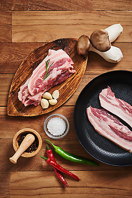 포토 JPG 스튜디오촬영 접시 채소 식재료 재료 고추 실내 마늘 생고기 육류 사람없음 하이앵글 버섯 신선 프라이팬 유기농 삼겹살 소금 로즈메리 통후추 갈색배경 나무배경 국내포토 식기 웰빙 뷰포인트 백그라운드 주방용품 돼지고기 내부 갈색 허브 후추 파일형식