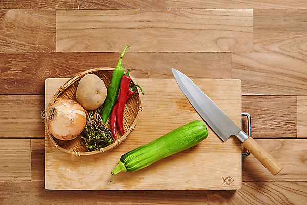 포토 JPG 스튜디오촬영 채소 식재료 재료 고추 양파 감자 도마 실내 사람없음 하이앵글 신선 유기농 식칼 애호박 냉이 봄나물 갈색배경 제철음식 나무배경 국내포토 웰빙 음식 뷰포인트 백그라운드 호박 주방용품 내부 갈색 나물 제철 파일형식