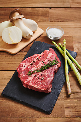 포토 JPG 스튜디오촬영 채소 식재료 재료 양파 실내 생고기 육류 스테이크 사람없음 버섯 소고기 신선 유기농 아스파라거스 소금 갈색배경 나무배경 국내포토 웰빙 백그라운드 서양음식 내부 갈색 파일형식