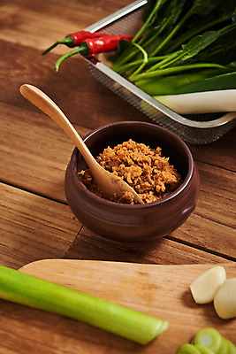 포토 JPG 스튜디오촬영 채소 식재료 재료 고추 도마 실내 마늘 사람없음 신선 된장 유기농 시금치 대파 갈색배경 나무배경 국내포토 웰빙 백그라운드 주방용품 내부 갈색 양념 파 파일형식