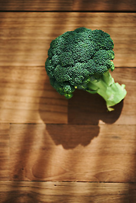 포토 JPG 스튜디오촬영 채소 식재료 재료 실내 사람없음 하이앵글 신선 브로콜리 유기농 갈색배경 나무배경 국내포토 웰빙 뷰포인트 백그라운드 내부 갈색 파일형식