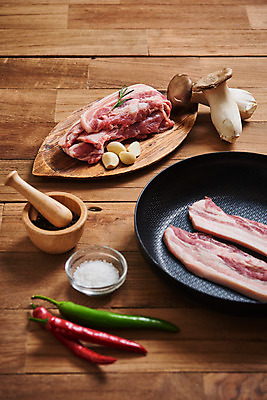 포토 JPG 스튜디오촬영 채소 식재료 재료 고추 실내 마늘 생고기 육류 사람없음 버섯 신선 프라이팬 유기농 삼겹살 소금 로즈메리 통후추 갈색배경 나무배경 국내포토 웰빙 백그라운드 주방용품 돼지고기 내부 갈색 허브 후추 파일형식