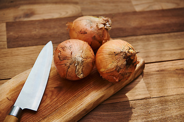 포토 JPG 스튜디오촬영 채소 식재료 재료 양파 도마 실내 사람없음 신선 유기농 식칼 갈색배경 나무배경 국내포토 웰빙 백그라운드 주방용품 내부 갈색 파일형식