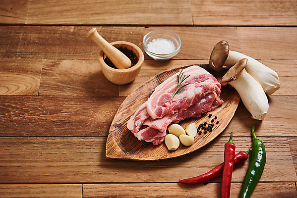 포토 JPG 스튜디오촬영 접시 채소 식재료 재료 고추 실내 마늘 생고기 육류 사람없음 버섯 신선 유기농 삼겹살 소금 로즈메리 통후추 갈색배경 나무배경 국내포토 식기 웰빙 백그라운드 돼지고기 내부 갈색 허브 후추 파일형식