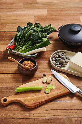 포토 JPG 스튜디오촬영 채소 식재료 재료 고추 도마 실내 마늘 사람없음 신선 된장찌개 뚝배기 유기농 두부 식칼 시금치 대파 바지락 갈색배경 나무배경 국내포토 웰빙 한식 백그라운드 주방용품 조개 내부 갈색 찌개 파 파일형식