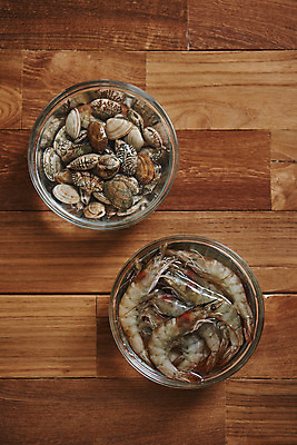 포토 JPG 스튜디오촬영 그릇 채소 식재료 재료 새우 실내 사람없음 하이앵글 신선 유기농 바지락 갈색배경 나무배경 생새우 국내포토 식기 웰빙 뷰포인트 백그라운드 조개 어패류 갑각류 내부 갈색 파일형식