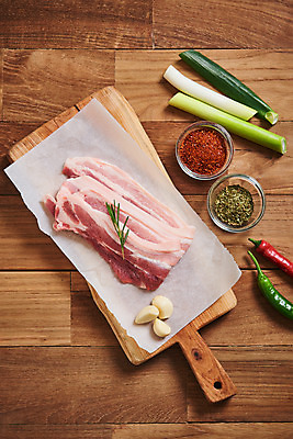 포토 JPG 스튜디오촬영 채소 식재료 재료 고추 도마 실내 마늘 생고기 육류 사람없음 하이앵글 신선 유기농 삼겹살 로즈메리 대파 고춧가루 갈색배경 나무배경 국내포토 웰빙 뷰포인트 백그라운드 주방용품 돼지고기 내부 갈색 가루 허브 파 파일형식