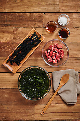 포토 JPG 스튜디오촬영 접시 채소 식재료 재료 실내 생고기 사람없음 하이앵글 소고기 신선 유기농 간장 소금 미역 미역국 참기름 갈색배경 나무배경 국내포토 식기 웰빙 뷰포인트 백그라운드 육류 내부 갈색 양념 해조류 기름_음식 국 파일형식