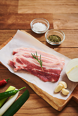 포토 JPG 스튜디오촬영 채소 식재료 재료 고추 양파 도마 실내 마늘 생고기 육류 사람없음 신선 유기농 삼겹살 소금 로즈메리 대파 갈색배경 나무배경 국내포토 웰빙 백그라운드 주방용품 돼지고기 내부 갈색 허브 파 파일형식