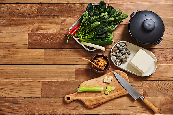 포토 JPG 스튜디오촬영 채소 식재료 재료 고추 도마 실내 마늘 사람없음 하이앵글 신선 된장찌개 뚝배기 유기농 두부 식칼 시금치 대파 바지락 갈색배경 나무배경 국내포토 웰빙 한식 뷰포인트 백그라운드 주방용품 조개 내부 갈색 찌개 파 파일형식