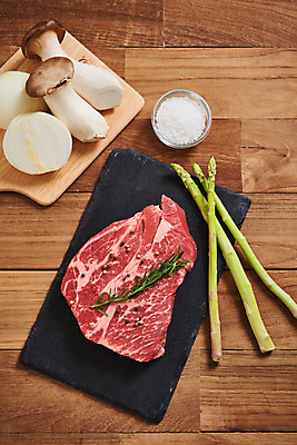 포토 JPG 스튜디오촬영 채소 식재료 재료 양파 실내 생고기 육류 스테이크 사람없음 하이앵글 버섯 소고기 신선 유기농 아스파라거스 소금 갈색배경 나무배경 국내포토 웰빙 뷰포인트 백그라운드 서양음식 내부 갈색 파일형식