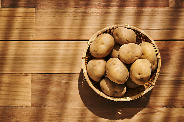 포토 JPG 스튜디오촬영 채소 식재료 재료 감자 실내 사람없음 하이앵글 바구니 신선 유기농 갈색배경 나무배경 국내포토 웰빙 뷰포인트 백그라운드 내부 갈색 파일형식
