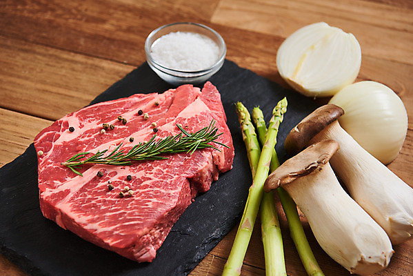 포토 JPG 스튜디오촬영 채소 식재료 재료 양파 실내 생고기 육류 스테이크 사람없음 버섯 소고기 신선 유기농 아스파라거스 소금 갈색배경 나무배경 국내포토 웰빙 백그라운드 서양음식 내부 갈색 파일형식