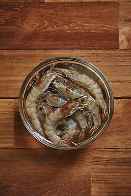 포토 JPG 스튜디오촬영 접시 채소 식재료 재료 새우 실내 사람없음 하이앵글 신선 유기농 갈색배경 나무배경 생새우 국내포토 식기 웰빙 뷰포인트 백그라운드 어패류 갑각류 내부 갈색 파일형식