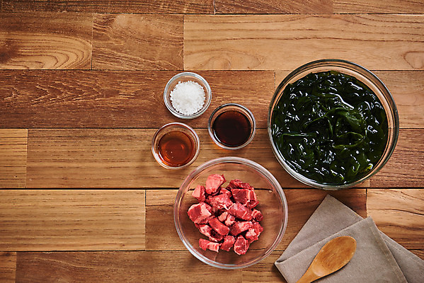 포토 JPG 스튜디오촬영 접시 채소 식재료 재료 실내 생고기 사람없음 하이앵글 소고기 신선 유기농 간장 소금 미역 미역국 참기름 갈색배경 나무배경 국내포토 식기 웰빙 뷰포인트 백그라운드 육류 내부 갈색 양념 해조류 기름_음식 국 파일형식