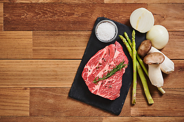 포토 JPG 스튜디오촬영 채소 식재료 재료 양파 실내 생고기 육류 스테이크 사람없음 하이앵글 버섯 소고기 신선 유기농 아스파라거스 소금 갈색배경 나무배경 국내포토 웰빙 뷰포인트 백그라운드 서양음식 내부 갈색 파일형식