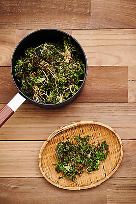 포토 JPG 스튜디오촬영 채소 식재료 재료 실내 사람없음 하이앵글 바구니 신선 냄비 유기농 냉이 봄나물 제철 갈색배경 제철음식 나무배경 국내포토 웰빙 음식 뷰포인트 백그라운드 내부 갈색 솥 나물 파일형식