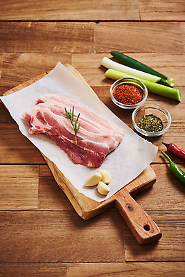 포토 JPG 스튜디오촬영 채소 식재료 재료 고추 도마 실내 마늘 생고기 육류 사람없음 신선 유기농 삼겹살 로즈메리 대파 고춧가루 갈색배경 나무배경 국내포토 웰빙 백그라운드 주방용품 돼지고기 내부 갈색 가루 허브 파 파일형식