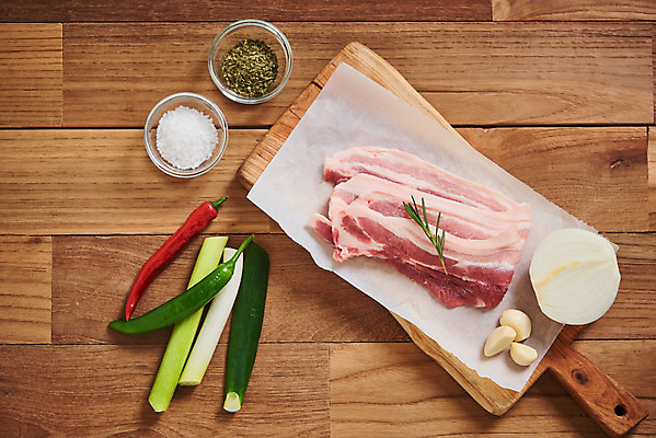 포토 JPG 스튜디오촬영 채소 식재료 재료 고추 양파 도마 실내 마늘 생고기 육류 사람없음 하이앵글 신선 유기농 삼겹살 소금 로즈메리 대파 갈색배경 나무배경 국내포토 웰빙 뷰포인트 백그라운드 주방용품 돼지고기 내부 갈색 허브 파 파일형식