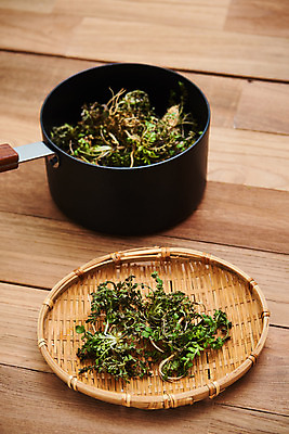 포토 JPG 스튜디오촬영 채소 식재료 재료 실내 사람없음 바구니 신선 냄비 유기농 달래 봄나물 제철 갈색배경 제철음식 나무배경 국내포토 웰빙 음식 백그라운드 내부 갈색 솥 나물 파일형식