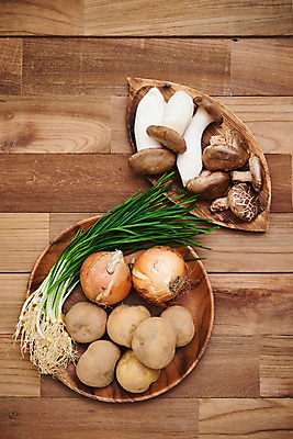 포토 JPG 스튜디오촬영 채소 식재료 재료 양파 감자 실내 사람없음 하이앵글 바구니 버섯 신선 유기농 달래 봄나물 갈색배경 제철음식 나무배경 국내포토 웰빙 음식 뷰포인트 백그라운드 내부 갈색 나물 제철 파일형식